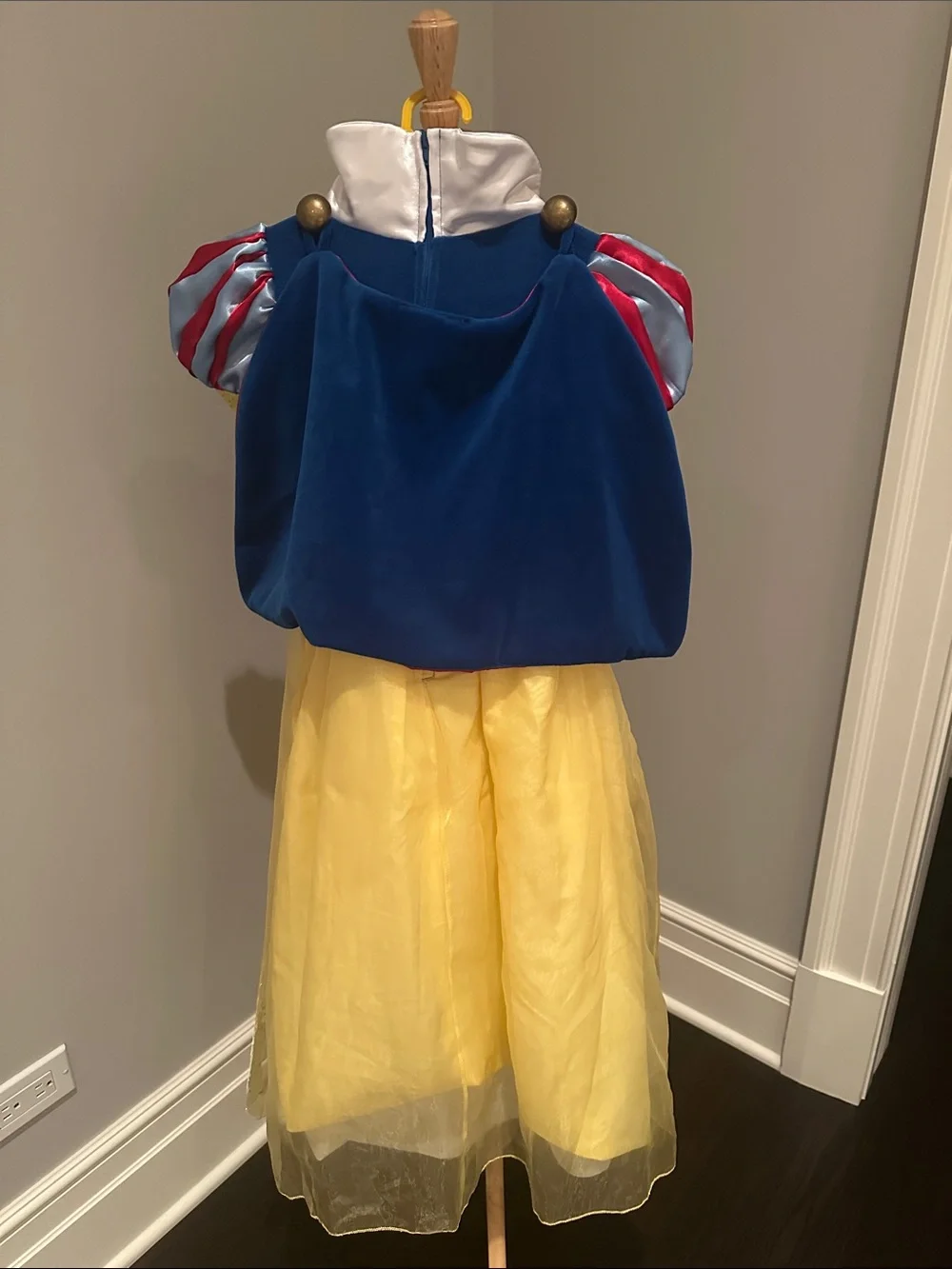 Disney Snow White costume. Girls 4-6.